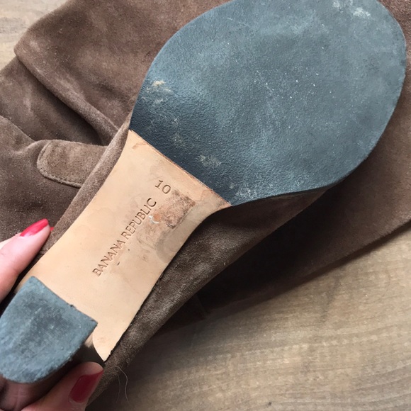 BANANA REPUBLIC brown suede heeled boots - Picture 3 of 3